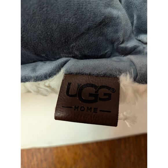 UGG Bliss Sherpa 21" x 21"  New White Duck Feather Blue white Pillow w/ Insert - Picture 3 of 6